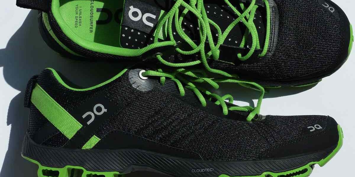 Chaussures de sport noires avec lacets verts sur fond blanc