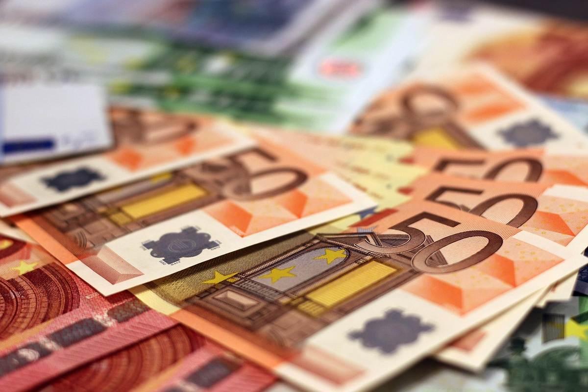 Billets de 50 euros en premier plan, autres monnaies en arrière-plan Billets de 50 euros en premier plan, autres monnaies en arrière-plan