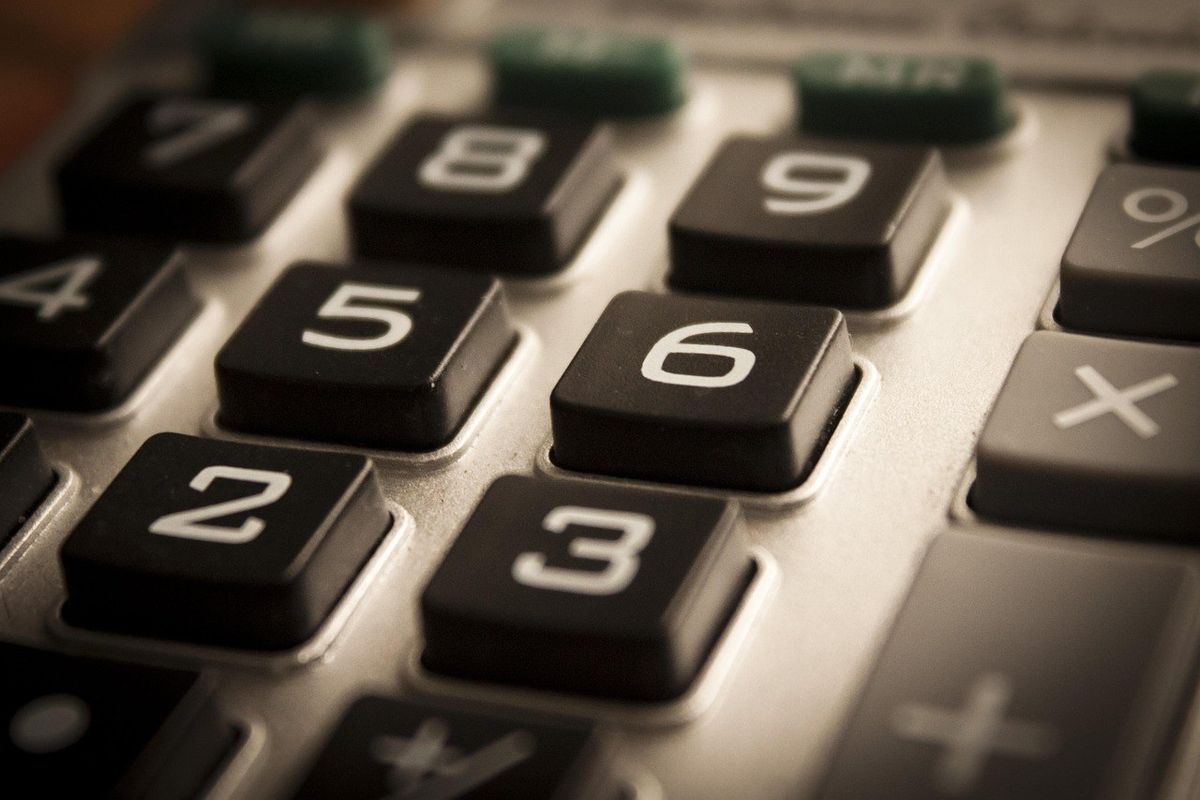 Clavier de calculatrice avec chiffres 2 à 9 et boutons d'opérations sur fond gris Clavier de calculatrice avec chiffres 2 à 9 et boutons d'opérations sur fond gris