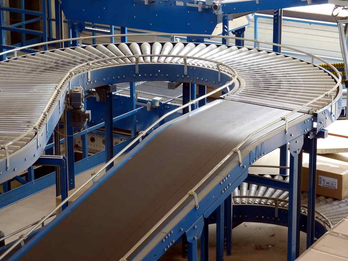Usine industrielle avec convoyeur circulaire et bande transporteuse en mouvement