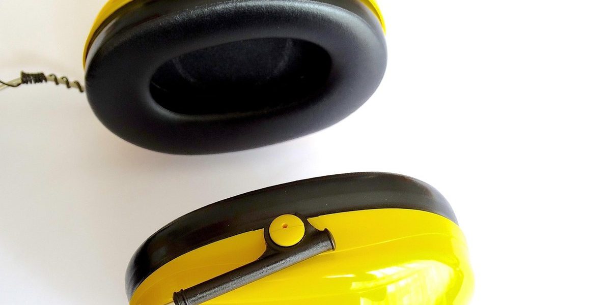 Écouteurs de protection auditif jaunes et noirs posés sur fond blanc