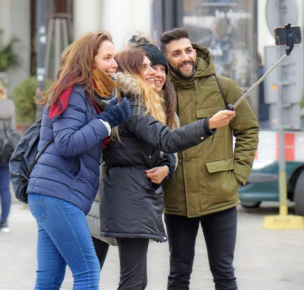 Quatre amis capturent un moment joyeux lors d'une sortie en ville Quatre amis capturent un moment joyeux lors d'une sortie en ville