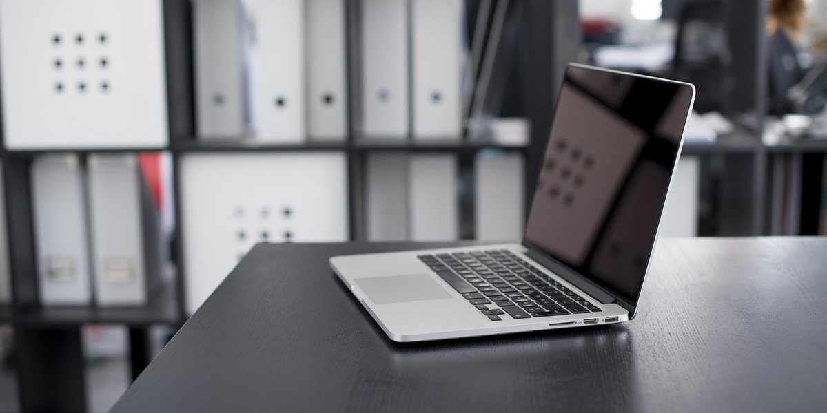 Ordinateur portable sur une table noire dans un bureau