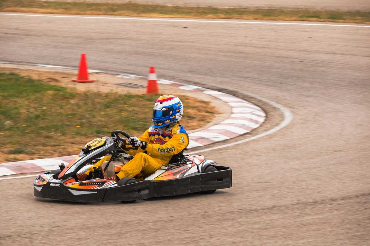 Le poste de pilotage d'un kart avec volant et gants de pilote Le poste de pilotage d'un kart avec volant et gants de pilote